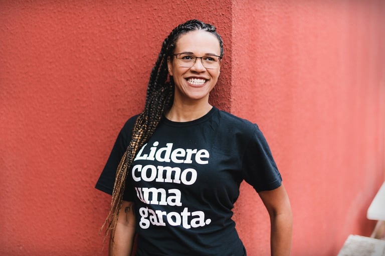 Juliana Martins com camiseta escrito Lidere como uma garota